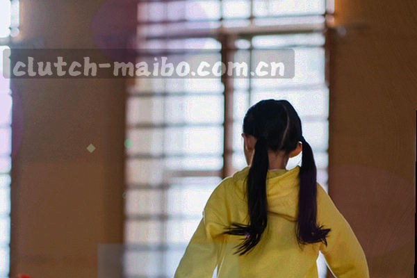 红色和黄色卡片组成抽象图形，表示红黄牌记录的分类标识